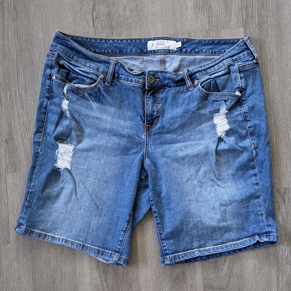 Torrid medium wash distressed bermuda shorts Sz 18